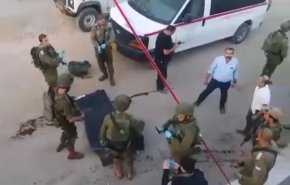 شاهد بالفيديو.. قتل فلسطيني بالخليل ونقله بكيس أسود