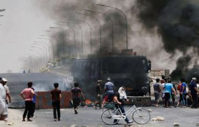 معترضان استانداری بصره را آتش کشیدند