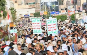 تظاهرات مردم یمن در صنعا در اعتراض به اقدام متجاوزان سعودی به چاپ پول و افزایش قیمتها