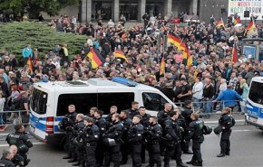 معترضان در شهر کمنیتس آلمان شعار «مرکل باید برود» سر دادند