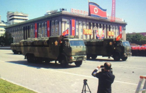 عرض عسكري لكوريا الشمالية دون صواريخ عابرة للقارات 