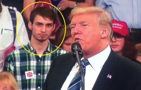 فيديو.. شاب يقف خلف ترامب يثير ضجة !