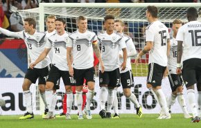 شولتس يهدي ألمانيا فوزا معنويا أول بعد خيبة المونديال