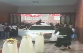 شاهد:شجار فردي يحول حفل الزفاف الى قتال عام!!