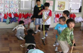 شاهد كيف ينظف تلاميذ اليابان الفصول بعد الوجبات المدرسية