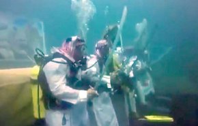  السعودية تحتفي باليوم الوطني في اعماق البحر!!