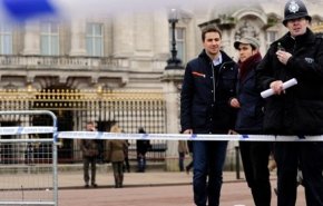 بازداشت یک فرد حامل شوکر در ورودی کاخ سلطنتی انگلیس
