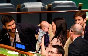 خانم نخست وزیر با نوزاد سه ماهه در سازمان ملل حضور یافت - عکس