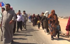 فيديو؛ العشرات يخرجون من ادلب في اليوم الثاني لفتح معبر ابو الظهور