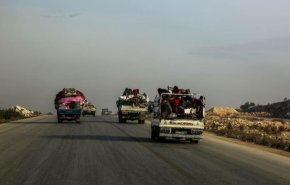 شاهد..مئات السوريين يهربون من بطش ارهابيي ادلب
