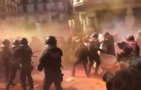 بالفيديو.. إشتباكات قوية في برشلونة بذكرى استفتاء انفصال كتالونيا