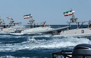 فیديو لم ينشر سابقاً.. زوارق إيرانية تحاصر حاملة طائرات أمريكية بمضيق هرمز