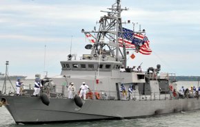 البحرية الصينية تجبر مدمرة أمريكية على تغيير مسارها