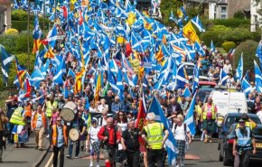 بريطانيا.. 20 ألف متظاهر يطالبون باستقلال اسكتلندا