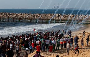 حمله نظامیان صهیونیستی به تظاهرات فلسطینی ها در نوار ساحلی شمال غزه/ 29 نفر زخمی شدند