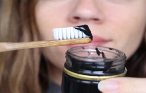 تبييض الأسنان بالفحم حقيقة ام خدعة؟
