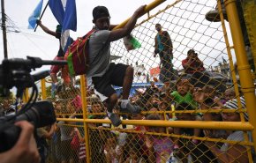 بالفيديو.. آلاف المهاجرين يخترقون الحدود بين جواتيمالا والمكسيك للوصول الى الولايات المتحدة
