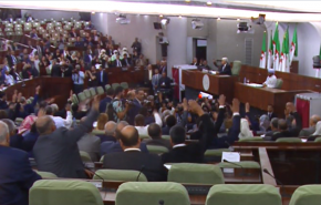 بالفيديو ..  البرلمان الجزائري برأسين!