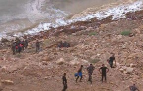 تجمع أهالي طلاب حادثة البحر الميت بالأردن أمام المدرسة 