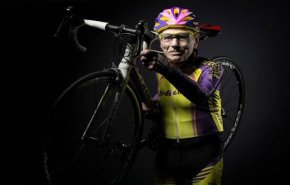 شاهد.. رياضي عمره 106 أعوام يستأنف ركوب الدراجات