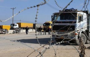 مستوطنون يُغلقون معبر كرم أبوسالم ويمنعون دخول الشاحنات لغزة
