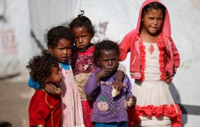 عکس / غذا خوردن کودکان یمنی و کودکان سعودی
