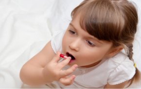 تحذير لكل طفل يتناول المضادات الحيوية وأدوية الحموضة بكثرة! 