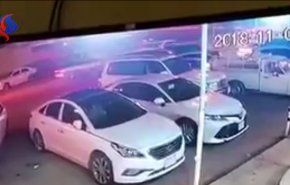 ورود وحشتناک زن سعودی با خودرو به آرایشگاه / یکی از مردان حاضر در آرایشگاه در دم جان سپرد + فیلم