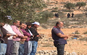 بالفيديو...الفلسطينيون يؤدون صلاة الجمعة بجبل الريسان المهدد بالاستيطان 