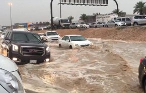 بالفيديو: شاهد كيف اجتاحت السيول السعودية..شوارع الرياض تغرق! 
