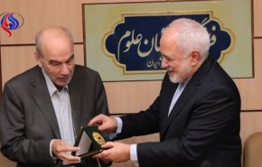 نشان فرهنگستان علوم به محمد جواد ظریف اعطا شد