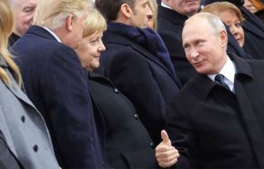 بالفيديو.. لغة الإشارة بين بوتين وترامب في باريس!