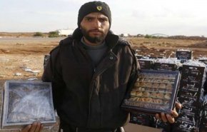 مسلح سوري يستبدل كلاشنيكوف بالبرازق