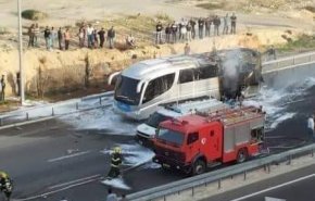شاهد الحافلة المشتعلة التي استهدفتها المقاومة الفلسطينية