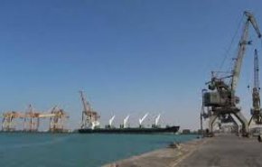 وزارة النقل ومؤسسة موانئ البحر الأحمر يدينان استهداف العدوان لميناء الحديدة
