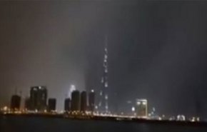 شاهد:اختفاء أطول برج في العالم وسط السحب والأمطار الغزيرة!