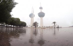 صاعقة رهيبة تفاجئ شخصًا أثناء تصوير المطر في الكويت‎ +فيديو

