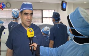 شاهد..وزير ايراني يجري عملية جراحية مهمة في بث مباشر 