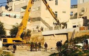 بالصورة.. جرفات الاحتلال تهدم منازل بمخيم شعفاط في القدس