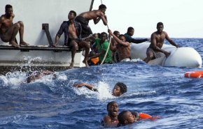 نجات صدها مهاجر غیرقانونی در دریای مدیترانه

