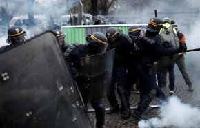 سرکوب معترضان فرانسوی با گاز اشک‌آور و ماشین‌آب‌پاش + فیلم
