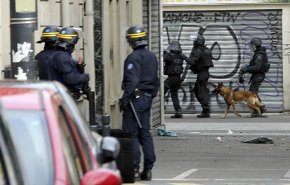 شرطة فرنسا تطلق الغاز المسيل للدموع على محتجين في الشانزليزيه