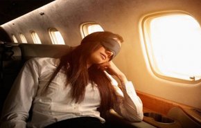مخاطر صحية تلاحق المسافرين جراء النوم عند إقلاع وهبوط الطائرة!
