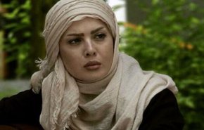 شاهد: ممثلة إيرانية تشهر السلاح..والسبب؟