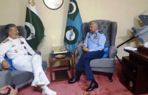 الاميرال سياري يلتقي قائد القوة الجوية الباكستاني
