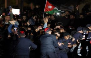 تجدد الاعتصامات بالأردن، ومطالبات بإقالة حكومة الرزاز