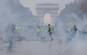 الشرطة الفرنسية تستخدم الغاز المسيل للدموع وسط باريس