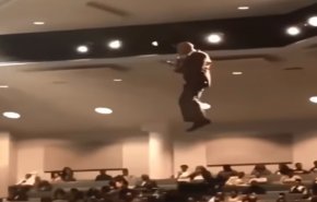بالفيديو.. قس يطير اثناء خطبته في الكنيسة!