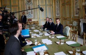 الرئيس الفرنسي يطالب رئيس وزرائه بمحاورة المحتجين
