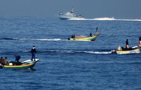 زوارق الاحتلال تستهدف مراكب الصيادين في بحر شمال غزة